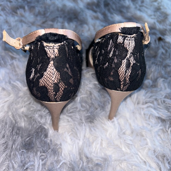 Nine West Woman’s Sexy nude and Black Lace Scollop Heel size 6.5 (small mark) - Picture 2 of 10